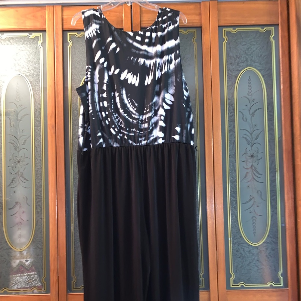NEW: One piece Pantsuit Sc 3x. Black and White